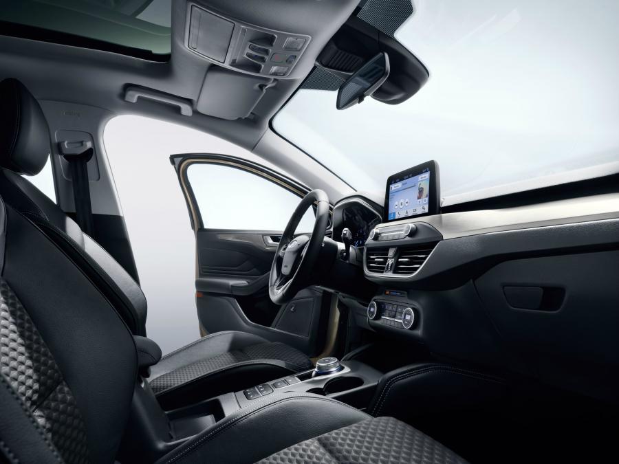 Интерьер Ford Focus Titanium Turnier 2018 года  (WW) (фото 11 из 31)